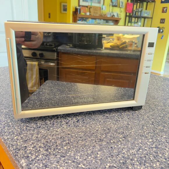 Frigidaire 8 Bottle Wine Fridge #FWC084HM NOT WORKING PARTS ONLY 2 Shelves AS IS - Picture 1 of 13